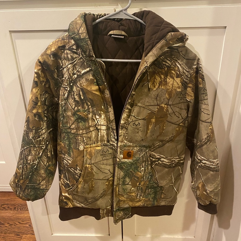 Carhartt quilt-lined camo jacket for boys. Size LARGE (14-16)